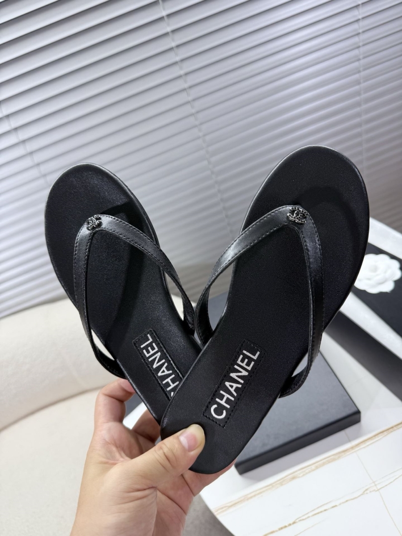 Ch**el slippers